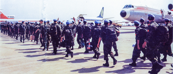 1990年4月，中國軍隊(duì)首次向聯(lián)合國停戰(zhàn)監(jiān)督組織派遣5名軍事觀察員。1992年4月，中國軍隊(duì)首次向聯(lián)合國柬埔寨臨時權(quán)力機(jī)構(gòu)派出400人的維和工程兵大隊(duì)